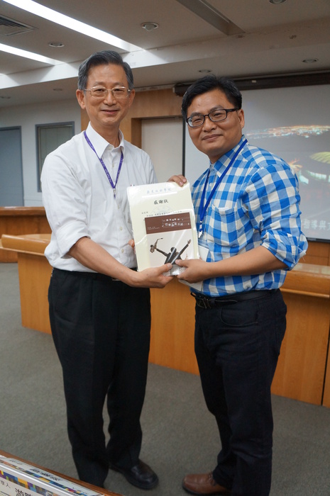 饒達欽校長頒發感謝狀給佛光大學柳金財學務長